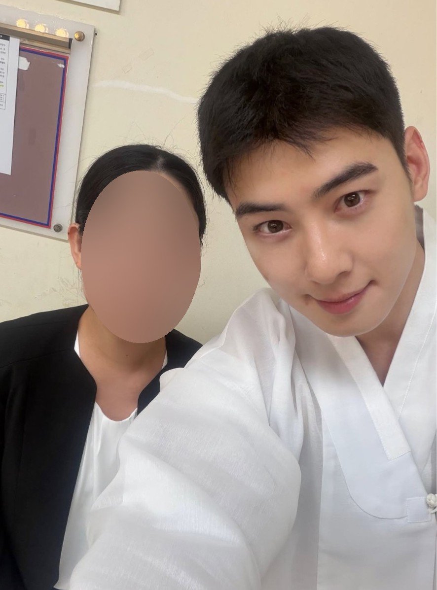 ChaEunwooINTL's tweet photo. 📸 Cha Eunwoo with a traditional Korean musician who was part of the concert:

“With Corporal Lee Dongmin... 🥹 I’ve liked him since my 1st year of high school ㅠㅠ To meet him so naturally by chance.... It was truly, truly such an honor and a joy to be able to stand on the same stage 😭 Thank you so much for taking a picture with me and letting us take it ㅠㅠ!! I'm a successful fan!”

#CHAEUNWOO #차은우 #이동민
#チャウヌ #车银优 #ชาอึนอู #車銀優