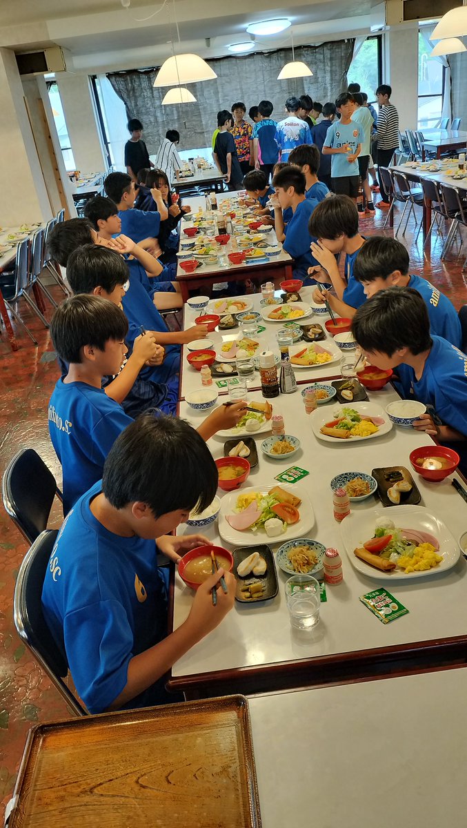 AmiFunto's tweet photo. [Jr.ユース]
菅平遠征U-13.17
おはようございます☀
みんな元気です！
昨夜は散歩を少し🚶
朝は毎朝、6:30朝食です🌄 https://t.co/FDSlVGkg4w