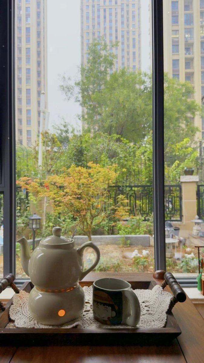 X7TPau7nYmDPLOs's tweet photo. Just sat by the window with hot tea, watching rain tap the glass—for a second, all the messy thoughts quieted. What a small, soft kind of peace. https://t.co/0cFCSkAgIf