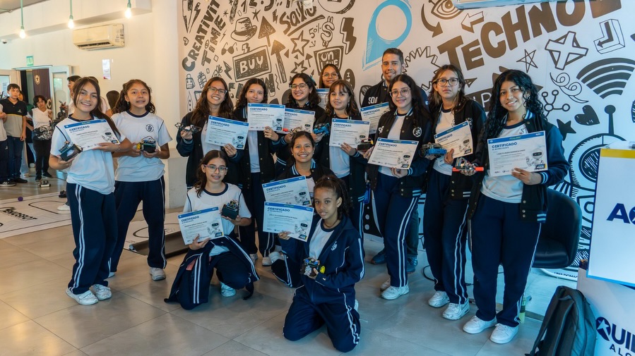 EpicoGye's tweet photo. ¡Full Day Robótica en ÉPICO 2026!🚀

ÉPICO, junto a aliados del sector tecnológico, reunieron a jóvenes universitarios en una jornada de demostraciones de proyectos tecnológicos y competencias de robótica en vivo. 🙌🏻

#AsíSeHaceGuayaquil https://t.co/A4TIJEBIUw