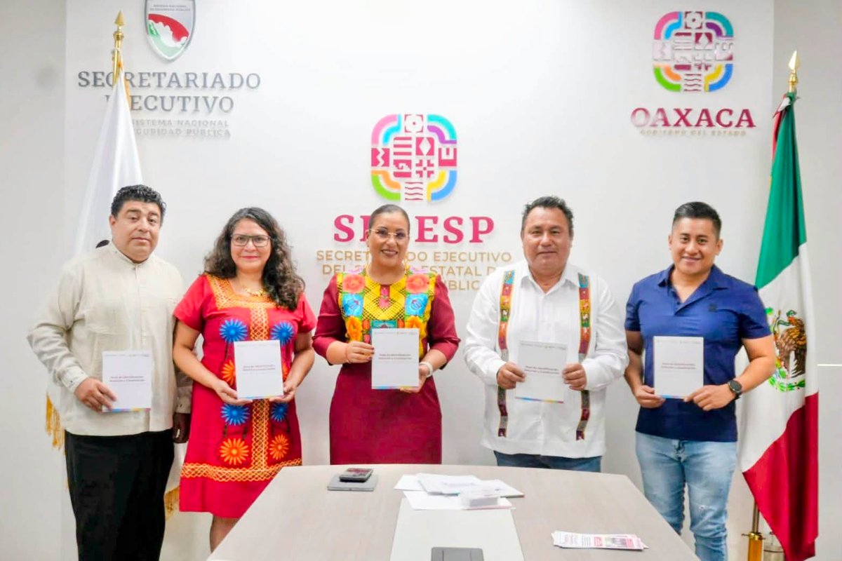 Imagen_Oax's tweet photo. La Secretaria Ejecutiva del Sistema Estatal de Seguridad Pública, Karina Barón, sostuvo una reunión de trabajo con el encargado de despacho de la Secretaría del Trabajo, Horacio Sosa Villavicencio, para fortalecer la coordinación interinstitucional en la implementación de la Ruta de Identificación, Atención y Canalización de Casos de Trabajo Infantil en el estado de Oaxaca.

Durante el encuentro, se reafirmó el compromiso de sumar esfuerzos entre dependencias para fortalecer las acciones de prevención, identificación y atención de casos de trabajo infantil, priorizando la protección de los derechos de niñas, niños y adolescentes.

Como parte de la estrategia impulsada por el gobernador Salomón Jara Cruz, se continúa trabajando de manera coordinada para atender las causas, garantizar el bienestar de la niñez y construir un Oaxaca con más oportunidades y una vida libre de violencia. 🤝👧🧒💙
@KarinaBaronO 
#Oaxaca #KarinaBarón #SeguridadPública #TrabajoInfantil #Niñez #CoordinaciónInstitucional #Bienestar