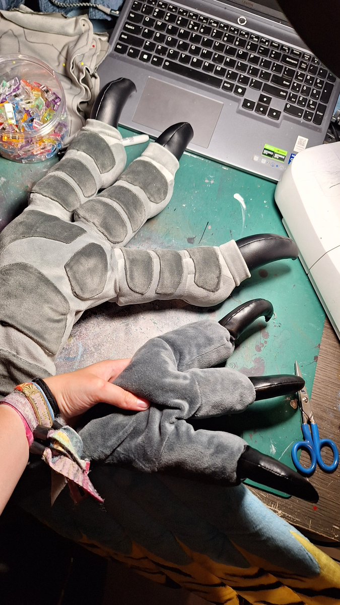 Featheredtrail's tweet photo. OKAY FIRST, APOLOGIES FOR THE VERY BAD VIDEO QUALITY. Second, these paws ar not lined yet! Just loosely pinned so I can see the faults!

Hope to finish these 3 sets tomorrow! These claws are much bigger than the 1.0 ones!!

Also, small sneakpeak/wip of the Ringtone 2.0 xD https://t.co/71HiQVN7cX