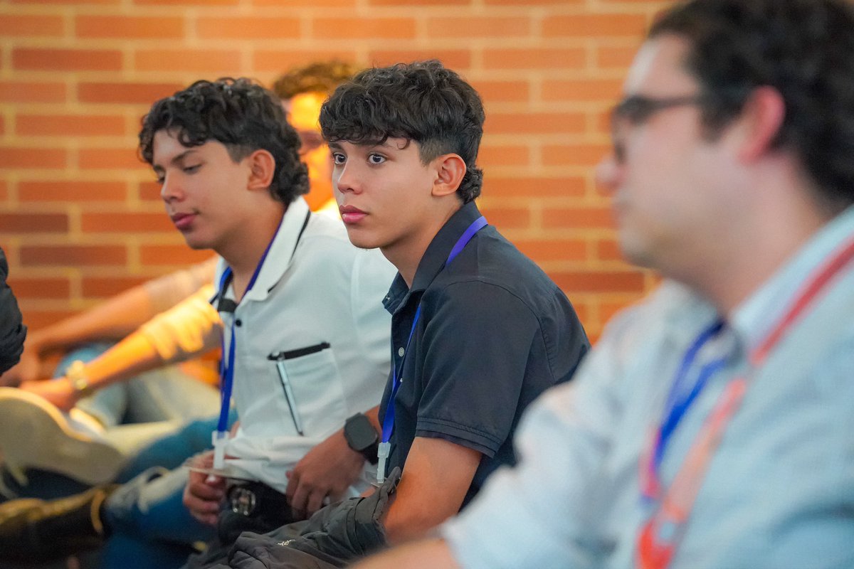 PnudColombia's tweet photo. 💻 Adquisición y financiamiento
El desafío no es solo entregar tecnología, sino crear las condiciones para que genere un impacto real en el aprendizaje.
Durante la conversación se destacó la necesidad de ampliar la conectividad, fortalecer la formación docente, medir el uso e impacto de las tecnologías en el aula y consolidar una gobernanza que garantice su sostenibilidad.
Porque la tecnología es una herramienta; la transformación educativa depende de la estrategia pedagógica.