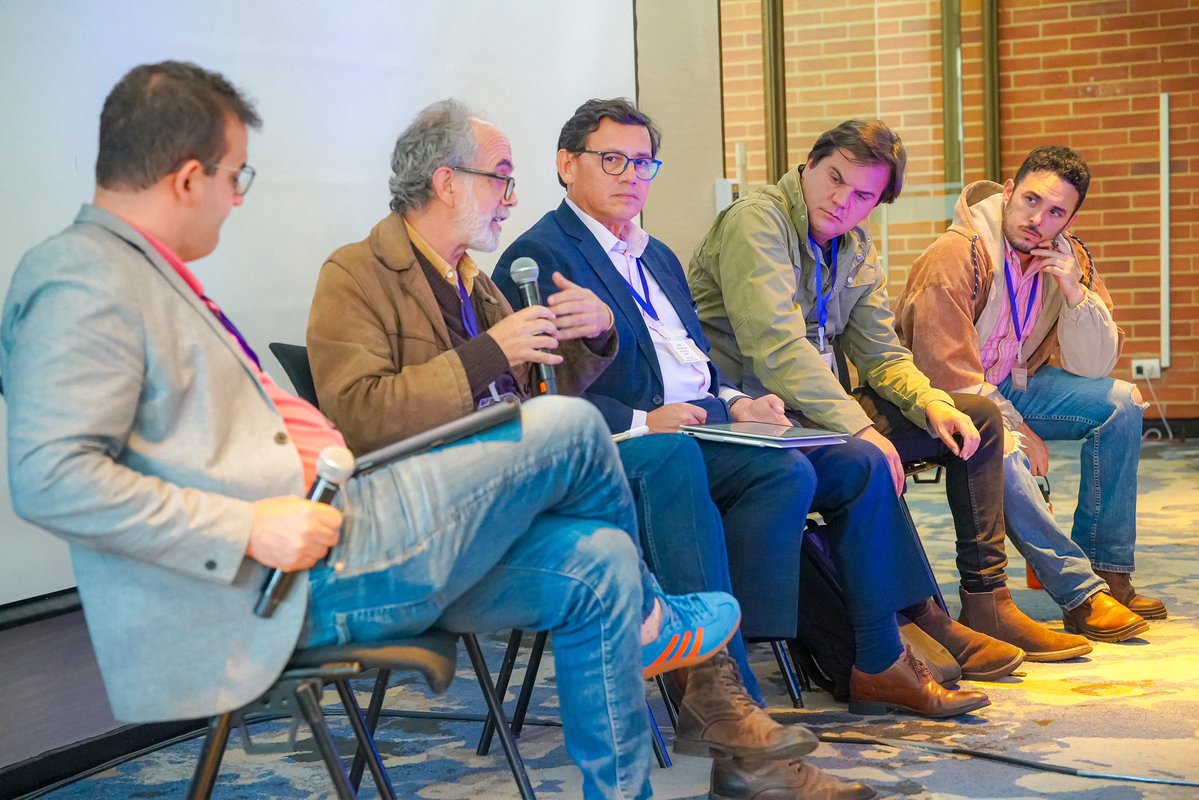 PnudColombia's tweet photo. 💻 Adquisición y financiamiento
El desafío no es solo entregar tecnología, sino crear las condiciones para que genere un impacto real en el aprendizaje.
Durante la conversación se destacó la necesidad de ampliar la conectividad, fortalecer la formación docente, medir el uso e impacto de las tecnologías en el aula y consolidar una gobernanza que garantice su sostenibilidad.
Porque la tecnología es una herramienta; la transformación educativa depende de la estrategia pedagógica.