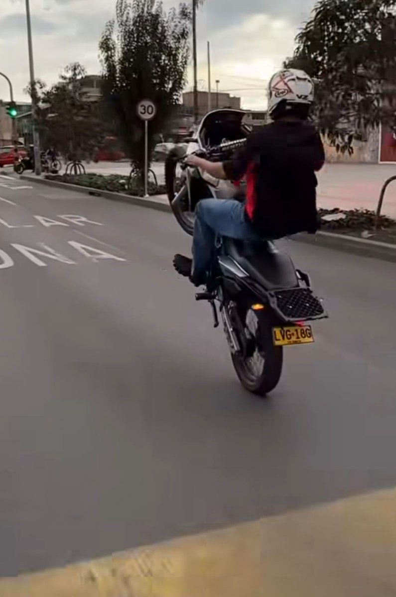 JD_Quinteror's tweet photo. ¿EN QUÉ MOMENTO LA AVENIDA GUAYACANES SE CONVIRTIÓ EN PISTA DE ACROBACIAS?

Este motociclista, de placa LVG18G, fue grabado circulando varios metros en una sola llanta, poniendo en riesgo su vida y la de quienes transitaban por el sector.

@SectorMovilidad y @PoliciaBogota: las fotos y la placa están claras. Identifíquenlo y sanciónenlo!