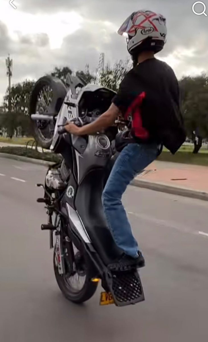 JD_Quinteror's tweet photo. ¿EN QUÉ MOMENTO LA AVENIDA GUAYACANES SE CONVIRTIÓ EN PISTA DE ACROBACIAS?

Este motociclista, de placa LVG18G, fue grabado circulando varios metros en una sola llanta, poniendo en riesgo su vida y la de quienes transitaban por el sector.

@SectorMovilidad y @PoliciaBogota: las fotos y la placa están claras. Identifíquenlo y sanciónenlo!