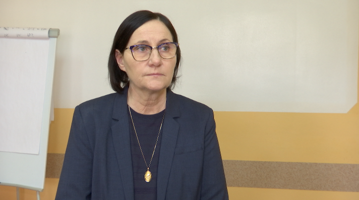 kasprzak_k_'s tweet photo. KTO CHCE POWIERZYĆ GIZELI JAGIELSKIEJ NAJWIĘKSZĄ PORODÓWKĘ NA DOLNYM ŚLĄSKU?

Kim jest Magdalena Puziewicz-Karpiak, dyrektor szpitala im. Falkiewicza na wrocławskim Brochowie, która chce zatrudnić Gizelę Jagielską na największej porodówce w województwie dolnośląskim? 

To związana z PSL-em polityk, która w 2018 roku startowała z ich list w wyborach samorządowych. Kandydowała do Sejmiku Województwa Dolnośląskiego, dostała 477 głosów i mandatu nie otrzymała. 

Puziewicz-Karpiak to klasyczny przykład powiedzenia, że „nie matura, lecz chęć szczera zrobi z ciebie oficera” - w tym przypadku akurat dyrektora szpitala. Pani polityk ma za sobą kilka lat kariery zawodowej jako manager w ochronie zdrowia. W tej chwili kieruje już trzecim szpitalem. Pierwszy, którym zarządzała - Strzelińskie Centrum Medyczne – skończył z wnioskiem o upadłość, który sama złożyła w 2020 roku. Z drugiego, czyli z Ostrzeszowskiego Centrum Zdrowia, odchodziła w atmosferze skandalu i konfliktu. Radni nadzorujący szpital zarzucili jej niegospodarność, rozrzutność, przyznawanie na umowy-zlecenia dodatkowych funkcji w szpitalu ludziom ze swojego środowiska oraz brak umów przy pracach zleconych. 

Zarzucano jej także podawanie nieprawdziwych danych o wynikach finansowych na poszczególnych oddziałach w celu zapobieżenia upadłości ekonomicznej placówki. Według radnych miała doprowadzić szpital do straty w wysokości 2,3 mln zł. To wszystko działo się w 2022 roku…  

A w 2025 roku Zarząd Województwa Dolnośląskiego zatrudnił Magdalenę Puziewicz-Karpiak jako dyrektora szpitala na wrocławskim Brochowie - z zadaniem oddłużenia placówki. Istne kuriozum! 

Patologia w służbie zdrowia nie dotyczy tylko lekarzy zdolnych się bilokować i pracować po 24 godziny na dobę; dotyczy też prezesów i dyrektorów szpitali wybieranych z klucza partyjnego. Miernot, które są w stanie pogrążyć dwa szpitale, co i tak nie stoi na przeszkodzie, aby ich dalej awansować. 

Tymczasem niczym niezrażona Magdalena Puziewicz-Karpiak postanowiła przebić wszystkie swoje dotychczasowe dokonania i do największej porodówki na Dolnym Śląsku ściągnąć Gizelę Jagielską, czołową polską aborterkę. Rozmowy z Jagielską są w toku, dyrektor Brochowa nie zaprzecza, że do sfinalizowania umowy może dojść. Pytana, jak ustosunkuje się do sprawy zabójstwa na dziecku w 9. miesiącu życia płodowego, Puziewicz-Karpiak broni się, że „nie będzie się wypowiadać, bo nie jest lekarzem”. Tak więc niebycie lekarzem pozwala jej uciec od pytań o brutalne, późne aborcje, ale w tym samym czasie nie przeszkadza zarządzać instytucjami z branży zdrowotnej. Taki paradoks.

Przy okazji zamieszania z ustawą o statusie osoby najbliższej i weta Prezydenta Nawrockiego do tejże ustawy ujawniło się, że PSL z partii konserwatywnej i ludowej stał się już do reszty tęczowy. Jak widać po działaniach ich protegowanej na Brochowie, ludowcy są już także otwarcie proaborcyjni, i to w najgorszym, „oleśnickim” wydaniu…

(foto: wlkp24)