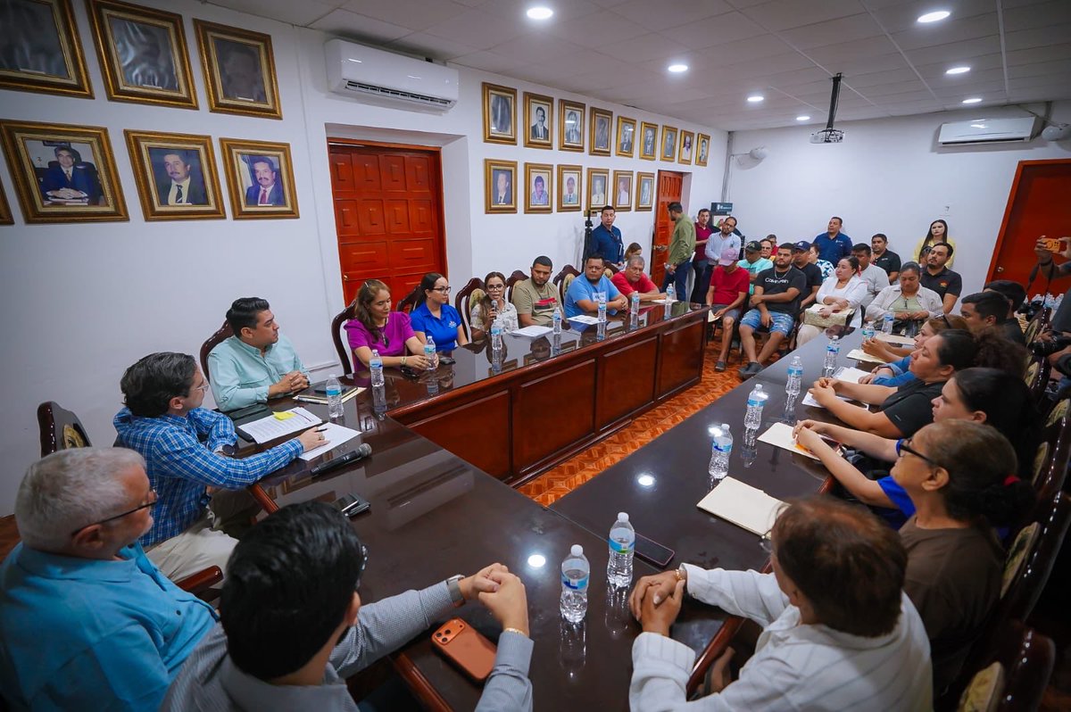 SinaloaSedeco's tweet photo. Por instrucción de la gobernadora Yeraldine Bonilla, el secretario de Economía, Diego Aguerrebere, se reunió con comerciantes y empresarios de Escuinapa para escuchar sus necesidades y acercar opciones de financiamiento y apoyo. https://t.co/DKfgl2HflY