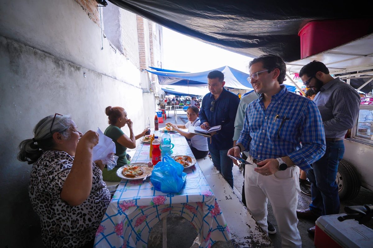 SinaloaSedeco's tweet photo. Por instrucción de la gobernadora Yeraldine Bonilla, el secretario de Economía, Diego Aguerrebere, se reunió con comerciantes y empresarios de Escuinapa para escuchar sus necesidades y acercar opciones de financiamiento y apoyo. https://t.co/DKfgl2HflY