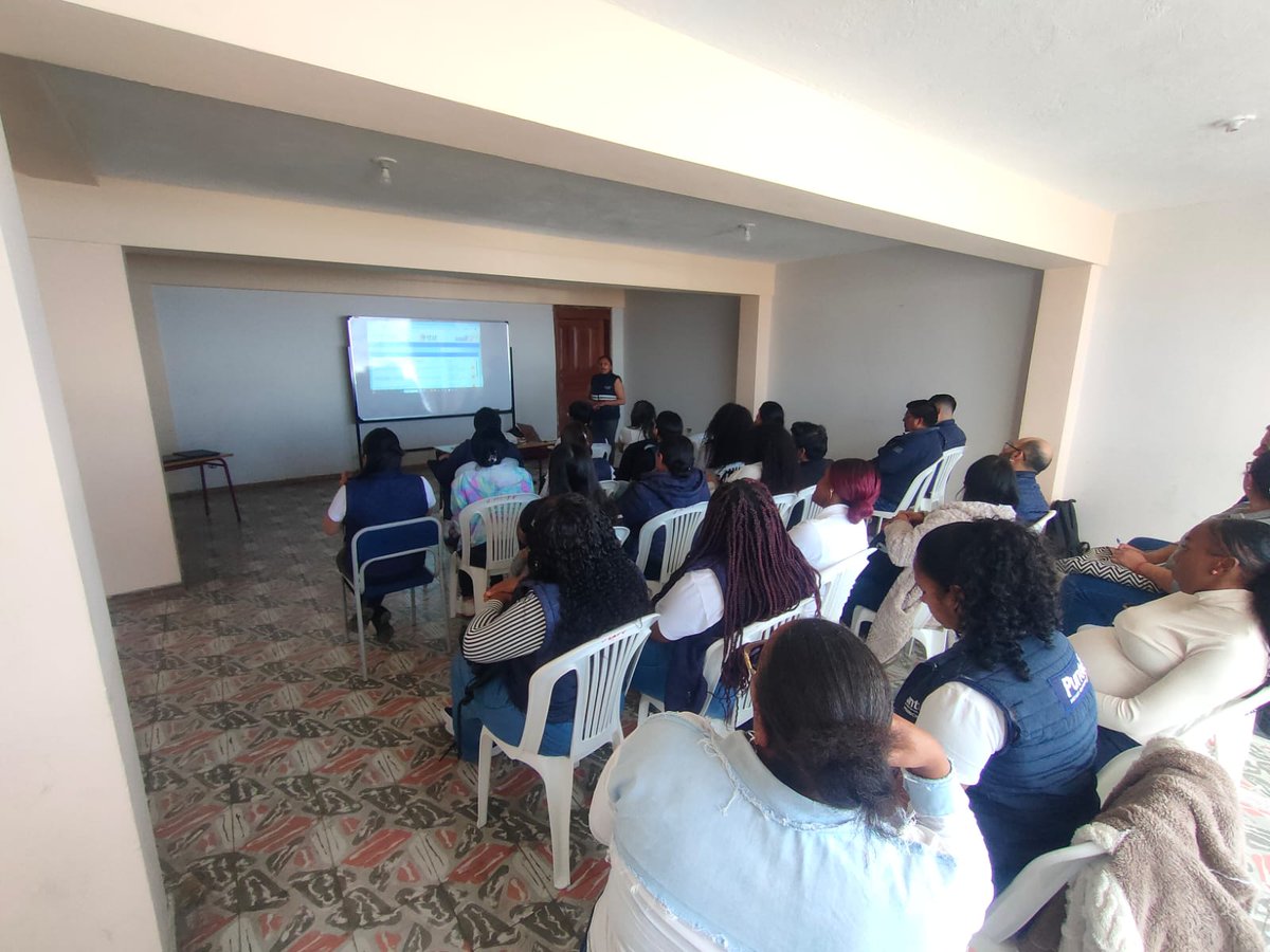 AgrocalidadZ1's tweet photo. #Carchi | Capacitamos al personal de los Puntos Digitales Gratuitos del cantón Mira sobre el Programa de Prevención y Control de Brucelosis y el Procedimiento de Identificación Animal, con la finalidad de dar a conocer la normativa legal vigente.
#PrevenciónSanitaria https://t.co/GhLDpRI8s9