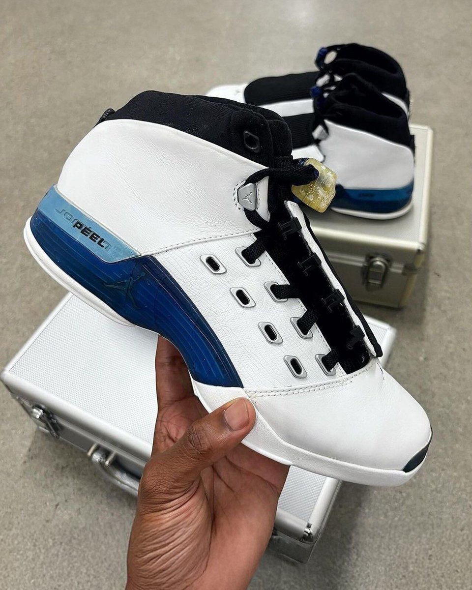 JustFreshKicks's tweet photo. Air Jordan 17 "College Blue" returns for its 25th anniversary 🪄

• OG briefcase packaging
• February 19th
• $350 https://t.co/vHbJahUmaB