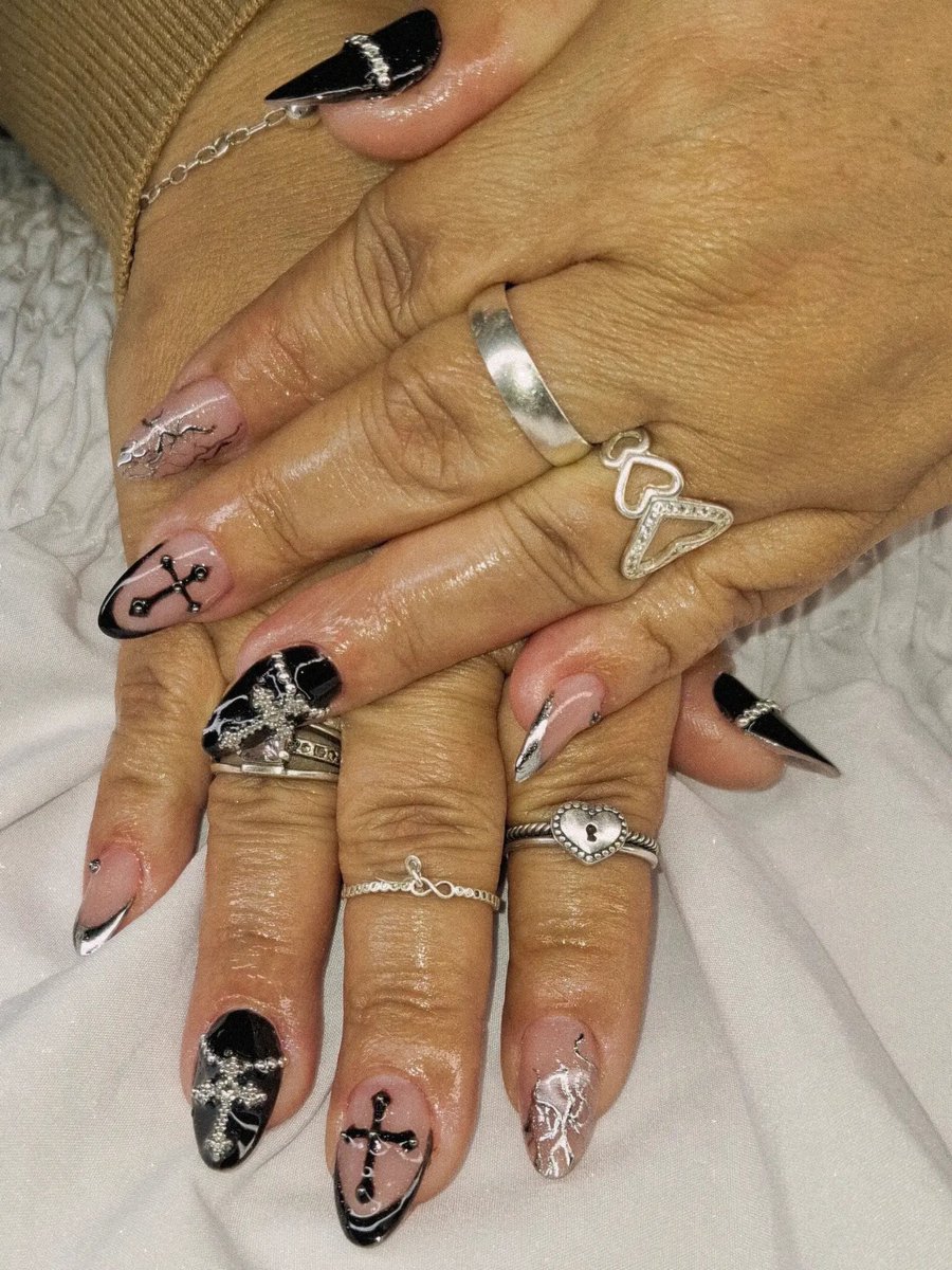 baunillhas's tweet photo. Unhas de hoje 🐈‍⬛🖤
Sigam meu Instagram @juliabertonails
https://t.co/31tQRAyHGe https://t.co/4ztrDuiCAv