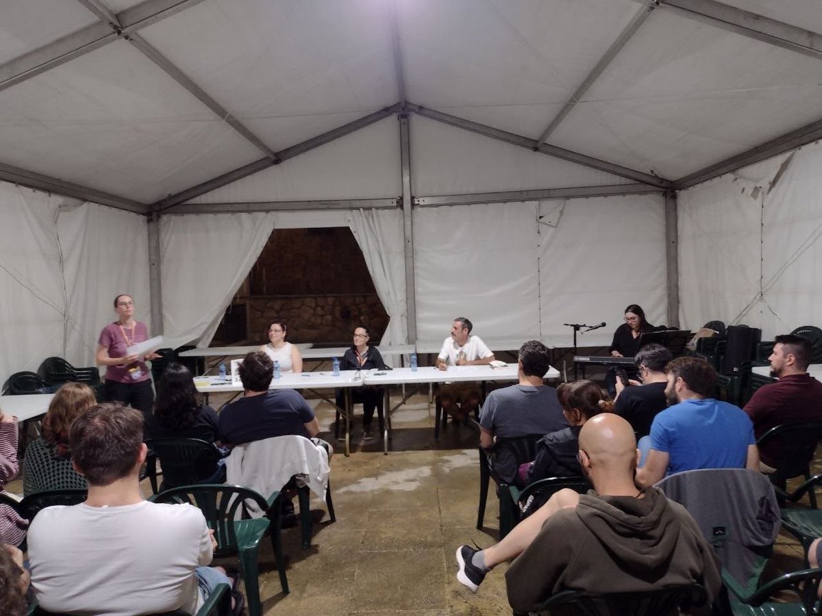 festivalcelsius's tweet photo. Y el jueves terminó con una partida nocturna en directo, abierta al público, de Brindlewood
Bay. Dirigida por Sora, con música en vivo por María Daz. ¡Una auténtica maravilla en el #celsius2026! https://t.co/xn8VI7ZDRV