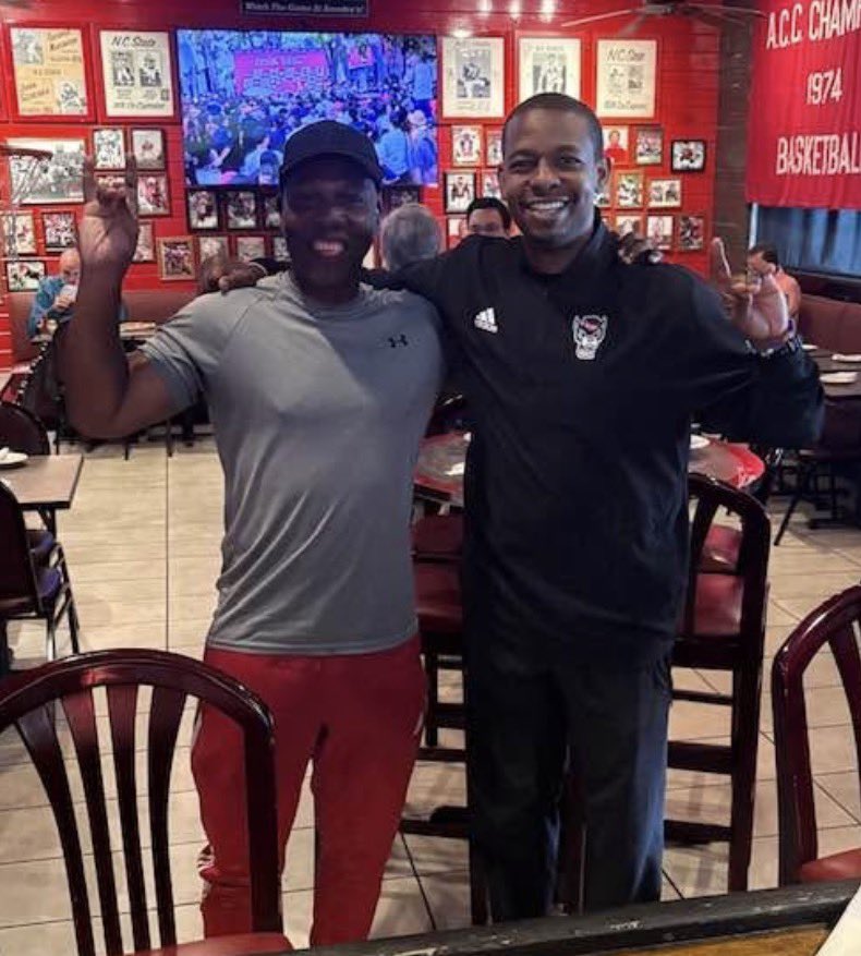 RobMcLamb's tweet photo. Anthony Barbour and Justin Gainey at Amedeo’s. 

AB is excited about Gainey. He thinks Coach Gainey can shock the world. https://t.co/KIXnhDro6J