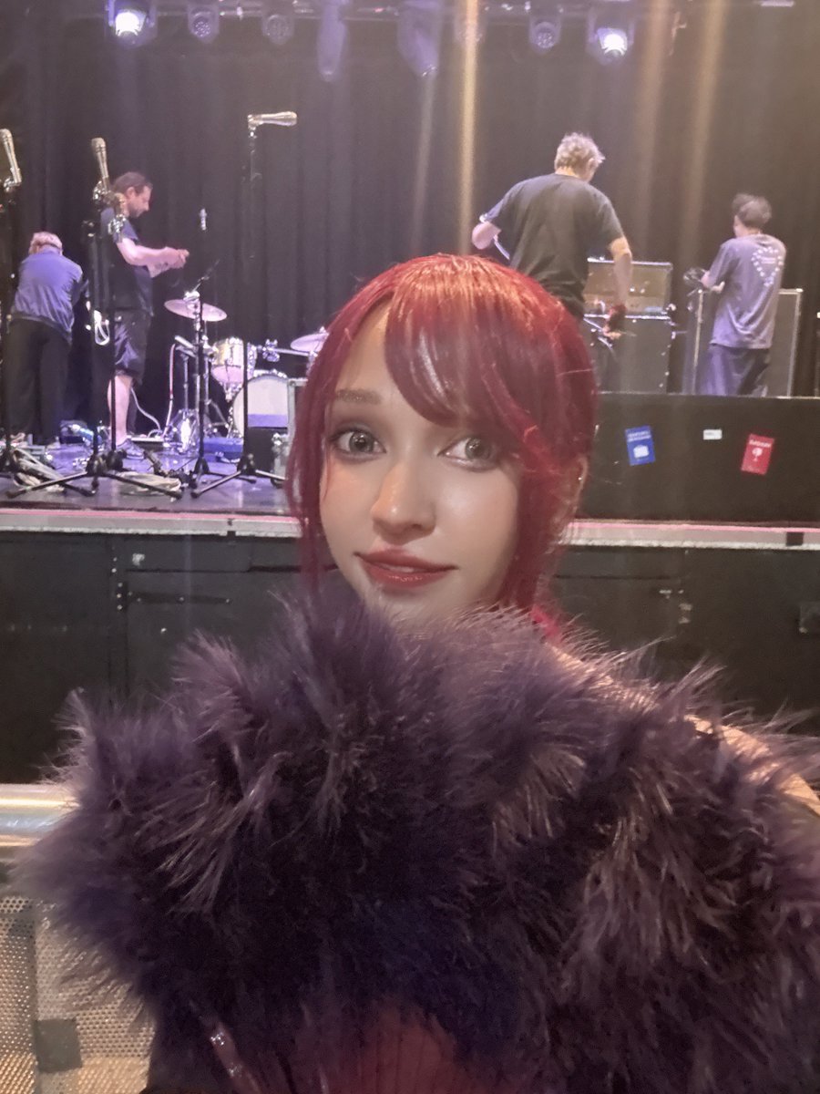 _rosebite's tweet photo. 結局、しょうがないよね
女王蜂のライブを観るたびに、「もっと頑張ろう」っていう気持ちと希望をもらって帰ってる
スタッフさんもすごく親切で、ポスターまでいただきました🩷 https://t.co/lRooY6JSxV