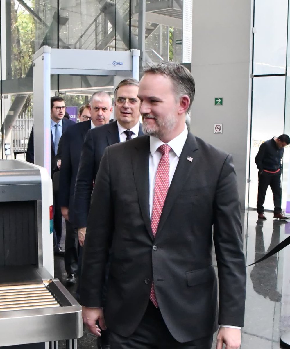 m_ebrard's tweet photo. Con Jamieson Greer y su equipo llegando a la Secretaría de Economía https://t.co/bxfNSMbpCN