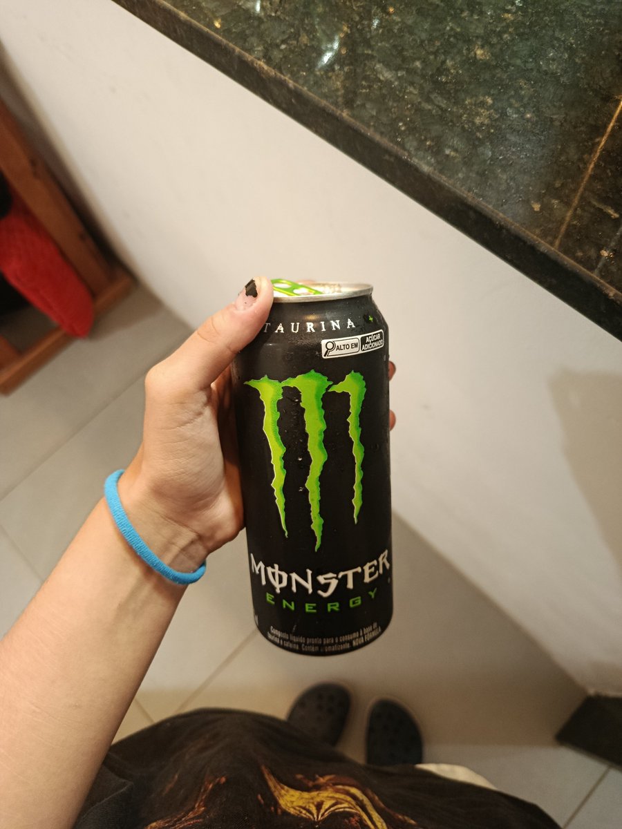 nayyzoca_'s tweet photo. Enquanto uns bebem cachaça eu tô no monster ( inveja dos que estão bebendo cachaça https://t.co/SIsJWVm2A2