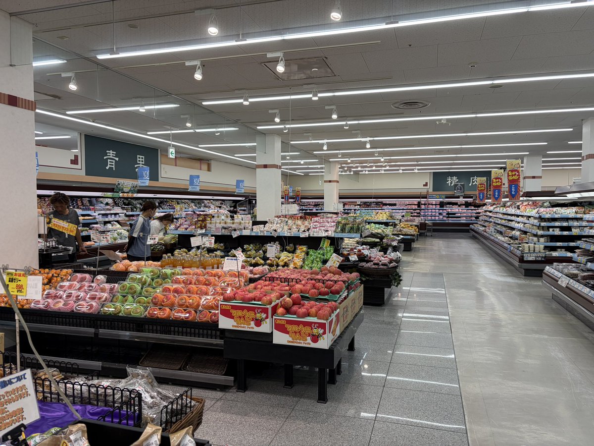 ORTIA1's tweet photo. サンリブ臼杵店※26年7月訪問
81年？開業、臼杵市内にある2階建店舗で現在の店舗は2代目
どの時代の意匠かはわからないが食品売場のデザインが古参イズミヤぽい
エスカレーターにシンプルデザインの吹抜が備わり、ちょっとしたゲーセンも
サンドラッグやダイソーもあり、地域の中心的GMSの役割を果たす https://t.co/FXMxOS8kCr