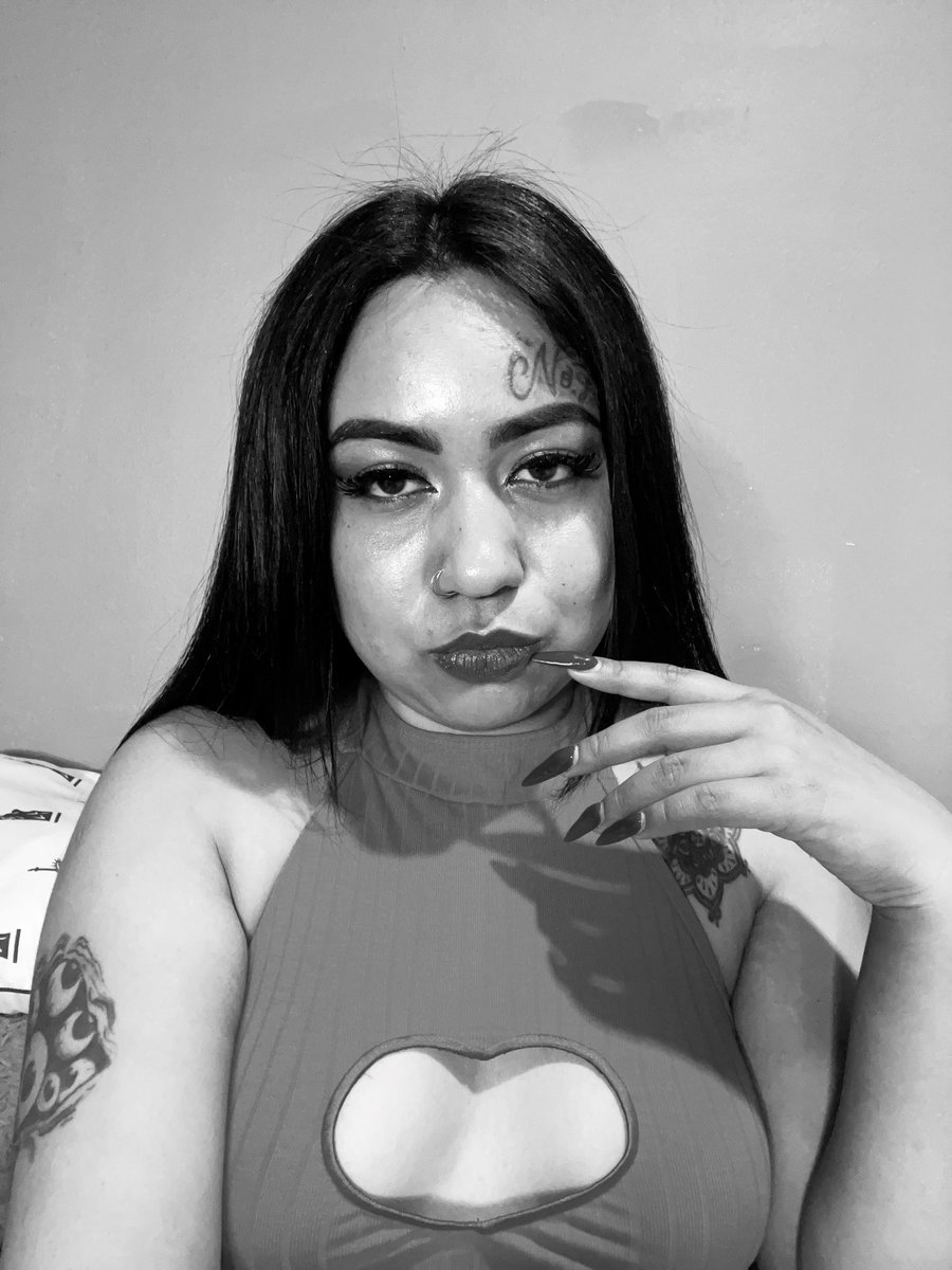 marly04422's tweet photo. Me encanta como me veo con esta blusa 💋❤️

#onlyfans #mexicana https://t.co/wpeL11iZ0n