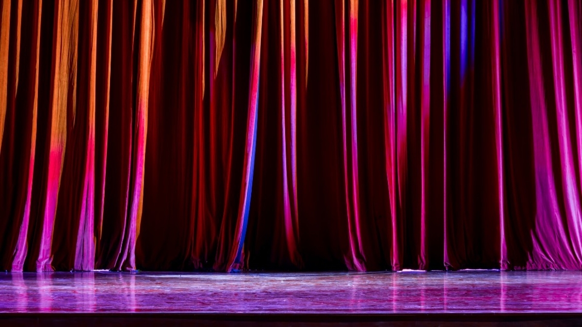 IslandHouseob's tweet photo. What do magic, ventriloquism, and spot-on celebrity impressions have in common? 🤩
You can find them all at the Brandon Styles Variety Show! Take a quick trip over to OWA during your stay with us to experience this top-rated variety show. It's 70 minutes of pure, fast-paced fun! https://t.co/f9ZEJdoqiG