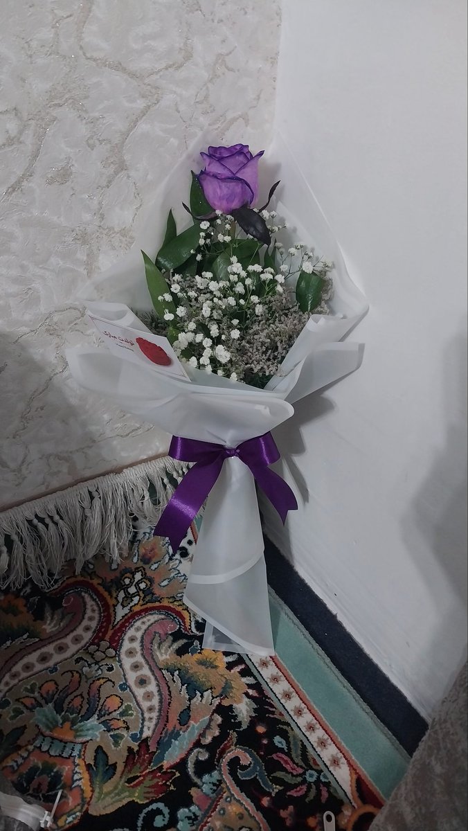 hadaf923's tweet photo. به تظر من گل تا ابد بهترین هدیه س ..‌ https://t.co/IERQ7e3eJm