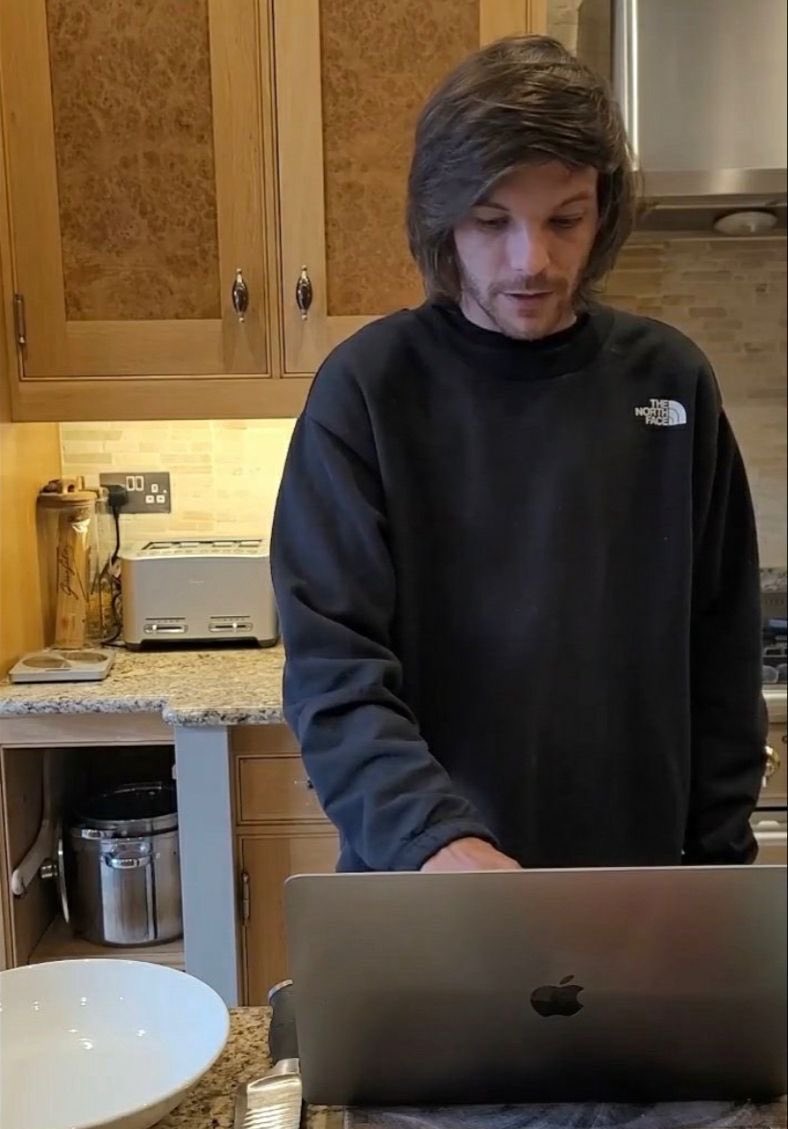 angelslouisw's tweet photo. nosotros actualizando y esperando cada historial de Louis en ig porque él está escuchando la discografía de one direction cronológicamente y tirando datos de algunas canciones … https://t.co/zSQdJvLnnJ