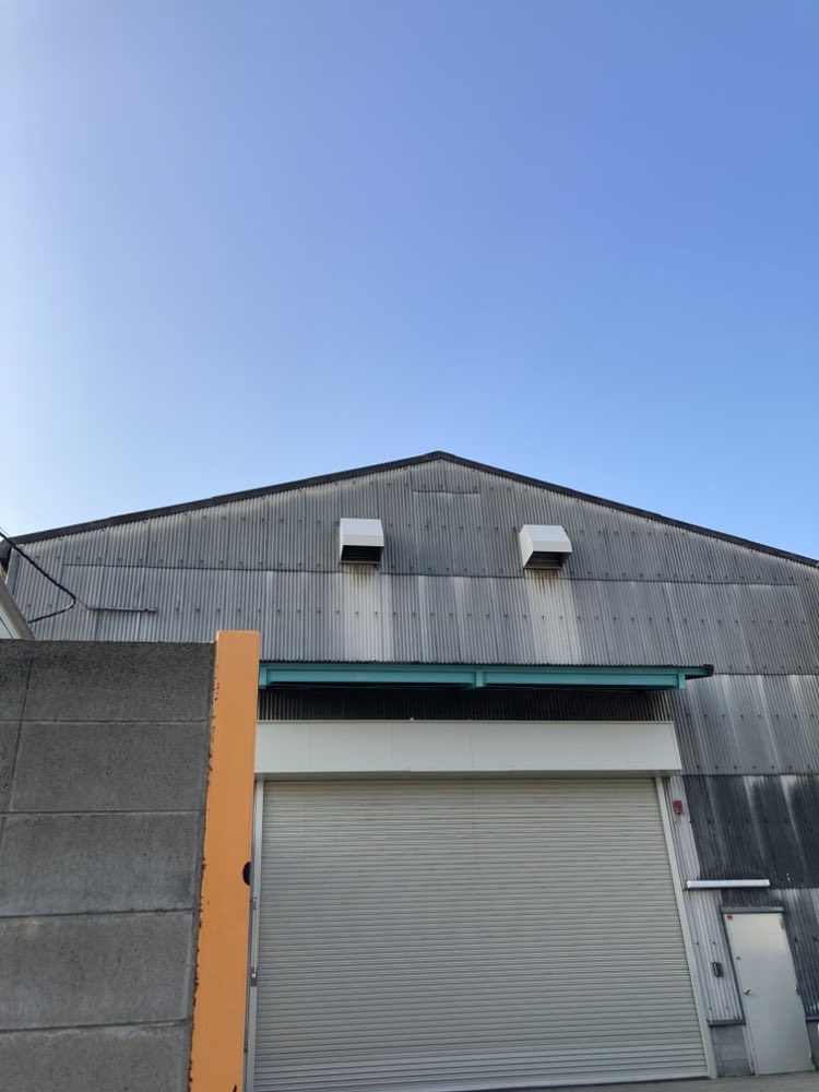 osin_jp's tweet photo. おはようございます📗
大阪市西淀川区は☀️のイマソラです☺️

やってきました金曜日‼️

青空は気持ちいいですが、
太陽がジリジリ頭皮をいじめてきますね☀️🤣

昨日はお客様への印刷物の納品へ🚗📦

無事にお届けできて、
ひと安心の一日でした😊

そして今週末は月曜日に有給をいただき、
徳島のキャンプサイトへ家族旅行に行ってきます🏕️

両親や姪っ子も一緒の総勢9人‼️
にぎやかで楽しい旅行になりそうです😆

帰りはそのまま妻の実家へ寄り、
妻と子どもたちはしばらく帰省🏡

２号は少しの間、
久しぶりの一人暮らしです😂

みなさんはこの週末、
どのように過ごされる予定ですか？😊

暑い日が続きますので、
熱中症には十分お気を付けください☀️

本日もよろしくお願いします🙇‍♀️