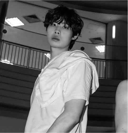 wpdlalswt's tweet photo. 아니 근데 입술 개크네 https://t.co/0gSUPqlDyX