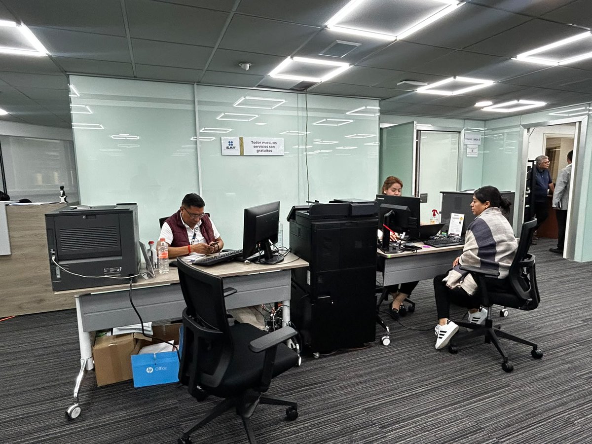 SESNSP's tweet photo. Desde el #SESNSP las personas servidoras públicas participaron activamente en la jornada de la Oficina Móvil del #SAT.
Con gran compromiso, el personal acudió a realizar sus trámites fiscales obligatorios para el correcto desempeño de sus funciones.

#Seguridad https://t.co/Vywp10JYDu