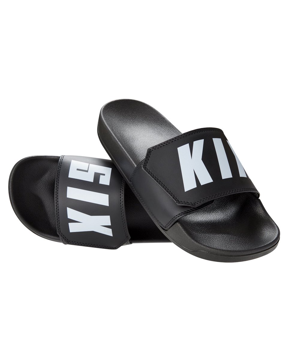 KIXSIX_OFFICIAL's tweet photo. まさかシャワーサンダルが即完売すると思ってなくて、昨晩プロのカメラマンさんから綺麗に物撮���した画像が納品された📸
なんとか再販できる��うに調整してますので、買い逃してしまった方は再入荷通知を押してお待ちください。
3サイズ展開 ¥4,400
https://t.co/x3woDHbFCe https://t.co/oRJIt0nMS2