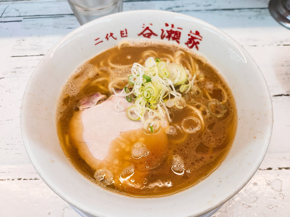 sanotmn's tweet photo. 二代目谷瀬家@神田
朝らーめん750円＋小ライス100円
かつて働いていた懐かしの街。だいぶ雰囲気変わっているな。すべて普通で注文。酒井製麺のモチモチな麺に醤油の切れのある濃厚なスープ。スモーキーな豚モモ肉チャーシュー。ご飯がすすむ君。無臭ニンニクなのも嬉しく朝から遠慮なく投入。美味っ！ https://t.co/4JA5s5TYto