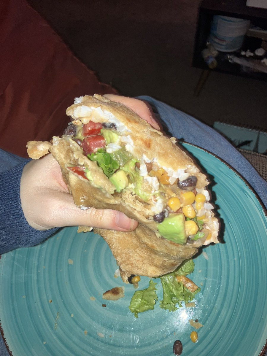 ladybugbootz's tweet photo. Veggie burrito on homemade tortillas https://t.co/eTCuXKFQhn