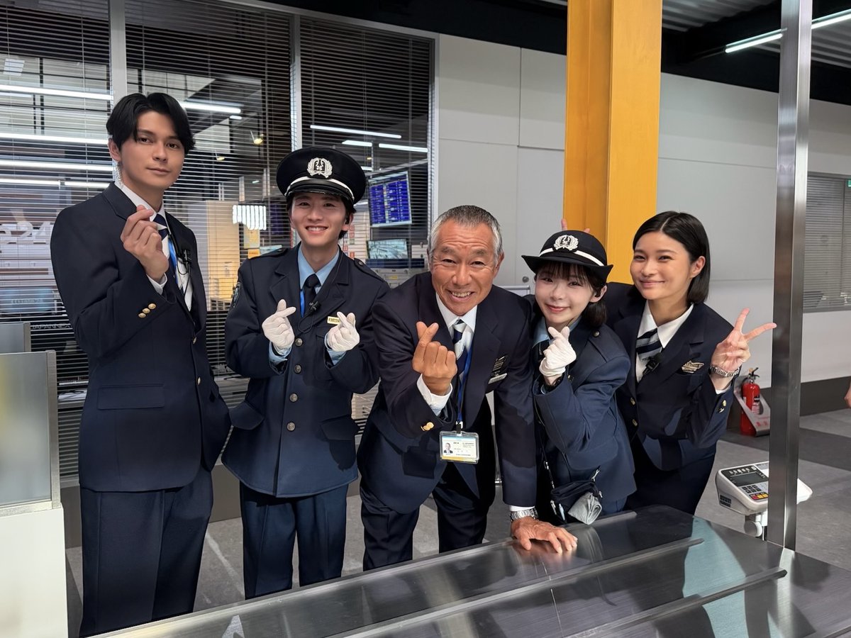 daikuukou__ex's tweet photo. オフショット📸
✈︎∽∽∽∽∽∽∽∽∽∽∽∽∽✈

審査ブースでの1枚

#柳葉敏郎 さん演じる主席審査官の深澤は、
GATE24の優しい父のような存在❣️

第1話は TVerで無料配信中✈️
🔗https://t.co/8Tx5ny6IZ8

#趣里 #眞栄田郷敦 #板垣李光人 #椿原愛 https://t.co/VJDRpxMTcf