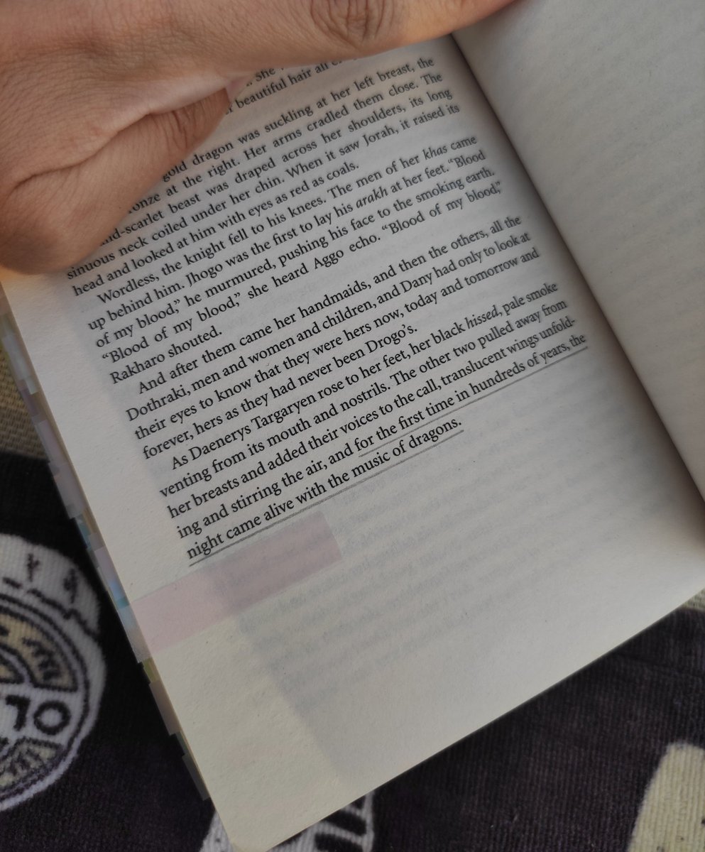 draconisventus's tweet photo. finished reading a game of throne with the last rays of sunshine of the day. there truly isn't anything like this book, specially with such closure https://t.co/XPsQrjqUCV