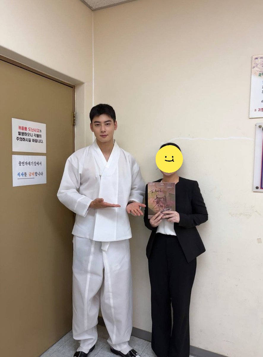 happy_young0330's tweet photo. 공손한 두손좀봐
웃는거 너무 귀엽다 

#차은우 #CHAEUNWOO https://t.co/YkMHUXDcVf