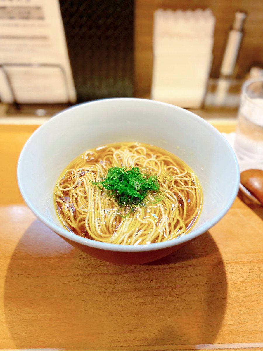 Limited_HUNTER's tweet photo. Sagamihara欅@小田急相模原

かけ醤油らーめん🍜

極上の鶏醤油🥹✨

神食の賄い丼が誇る肉の波状攻撃がとにかく凄まじいので、かけらーめんとの組み合わせが一つの最適解🤭💯

シンプルが故に誤魔化しの効かない潔い一杯🥹🥹🥹 https://t.co/O3APcb6PFL