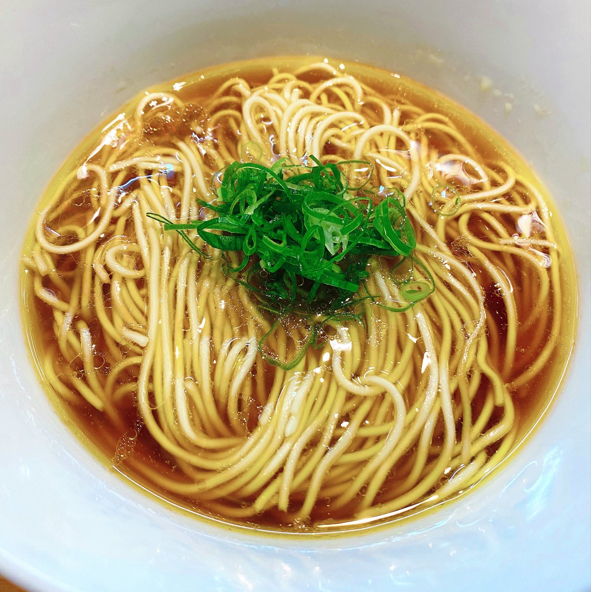 Limited_HUNTER's tweet photo. Sagamihara欅@小田急相模原

かけ醤油らーめん🍜

極上の鶏醤油🥹✨

神食の賄い丼が誇る肉の波状攻撃がとにかく凄まじいので、かけらーめんとの組み合わせが一つの最適解🤭💯

シンプルが故に誤魔化しの効かない潔い一杯🥹🥹🥹 https://t.co/O3APcb6PFL