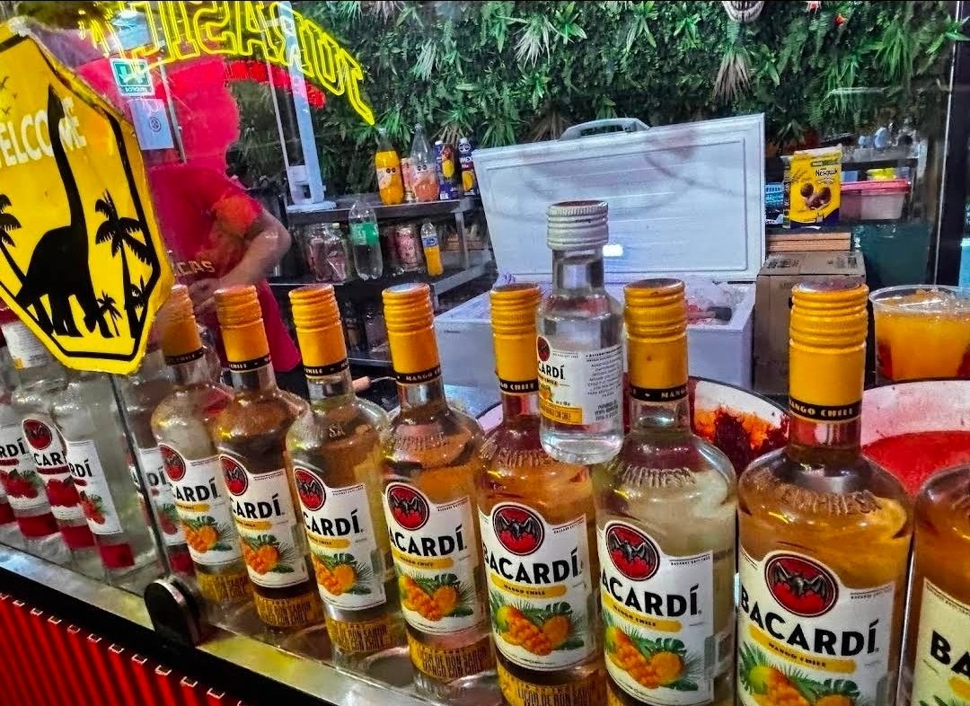 Xochitjime's tweet photo. Nos podrían apoyar con esta peticion porfavor 
Este local de micheladas que se ubica en Juventino Rosas 19, Peralvillo, Cuauhtémoc, vende bebidas a menores y el consumo es en via publica, se llama las jurasicas, de su apoyo para sancionar.
@pcacuauhtemoc https://t.co/1YLI3rtucH