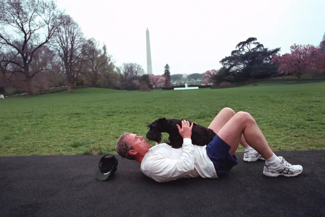 TheBushArchive's tweet photo. President George W. Bush with Barney on the South Lawn, 2001. https://t.co/UZmRqLPEls