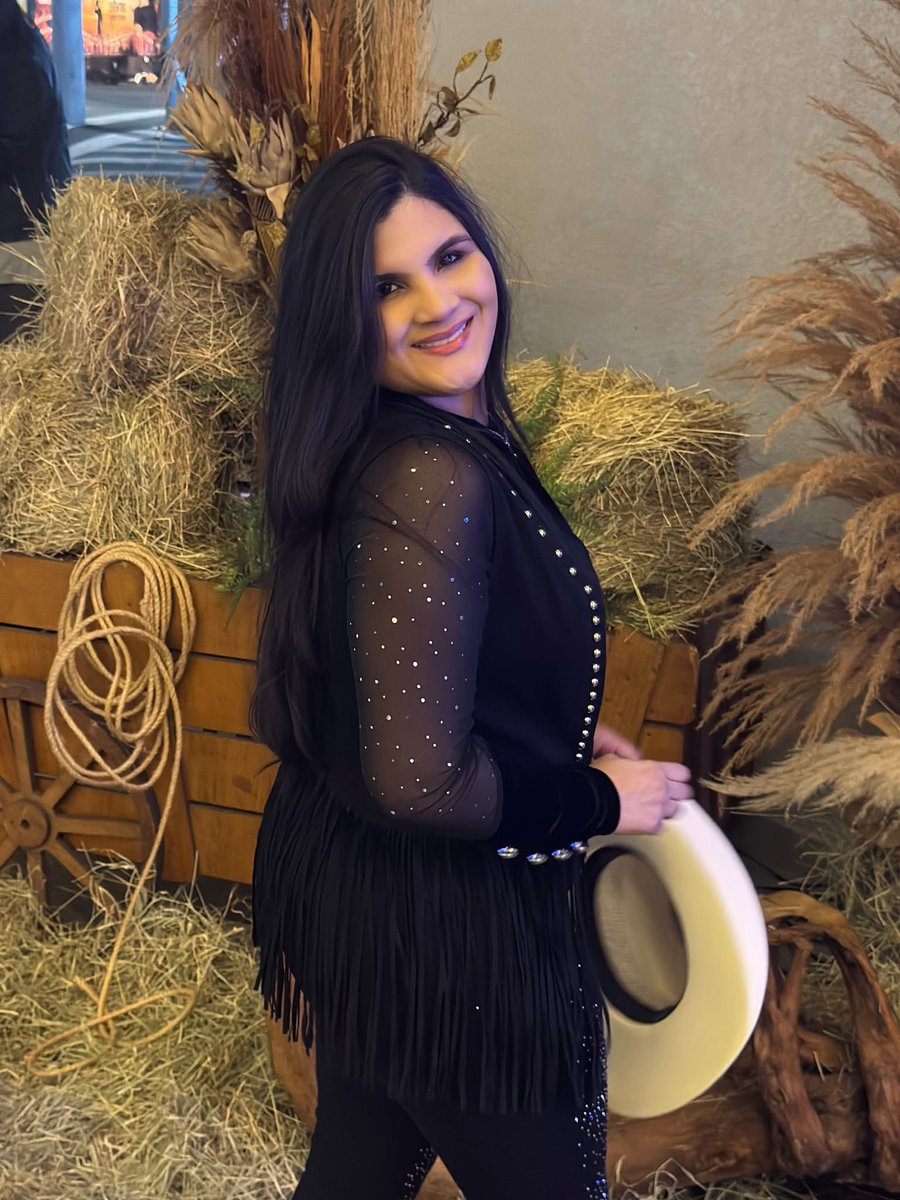 ericacantora16's tweet photo. Ooi minhas estrelas ✨ Desejo um bom final de quinta, e já com saudade da @festadopeaodeamericana não poderia deixar o #tbt de lado!
.
.
.
.
.
#rodeio #festadopeao #americana https://t.co/Ow7YkmZEMZ