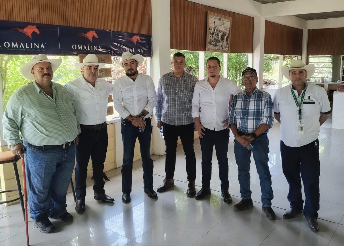 ALopezAlcalde's tweet photo. Hoy nos reunimos en apoyo siempre de nuestros productores del depto Yoro . Bendiciones siempre!🙏🏼 https://t.co/EipBX9jX7E