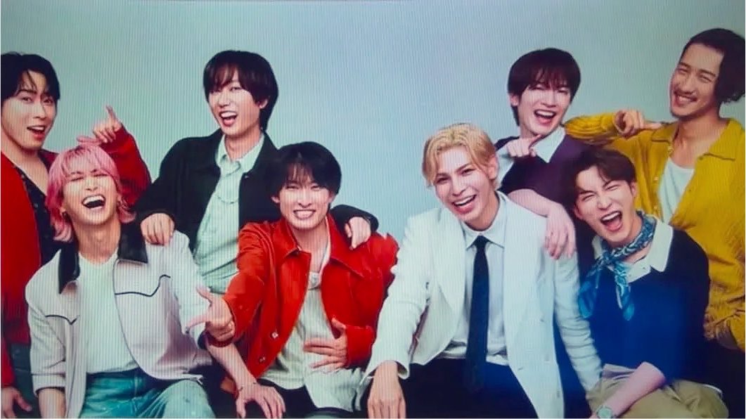 Snow_Memekuro's tweet photo. ここの真ん中開けてるのってわざとだよね？めめの場所だって思っていい😭😭😭？ https://t.co/LwDNSB34kT