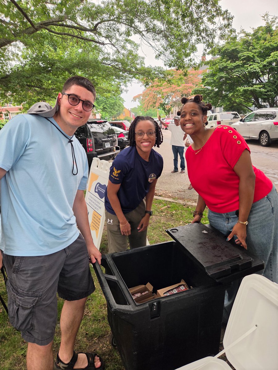 NSCSofficial's tweet photo. NSCS students supported the MLK Center’s Summer Concert Series on June 17 and July 15 by assisting with logistics, grilling and serving food. They also helped manage the Juneteenth Basketball Tournament by operating the scoreboard and tracking brackets. Bravo Zulu! https://t.co/FumiPTX4tm