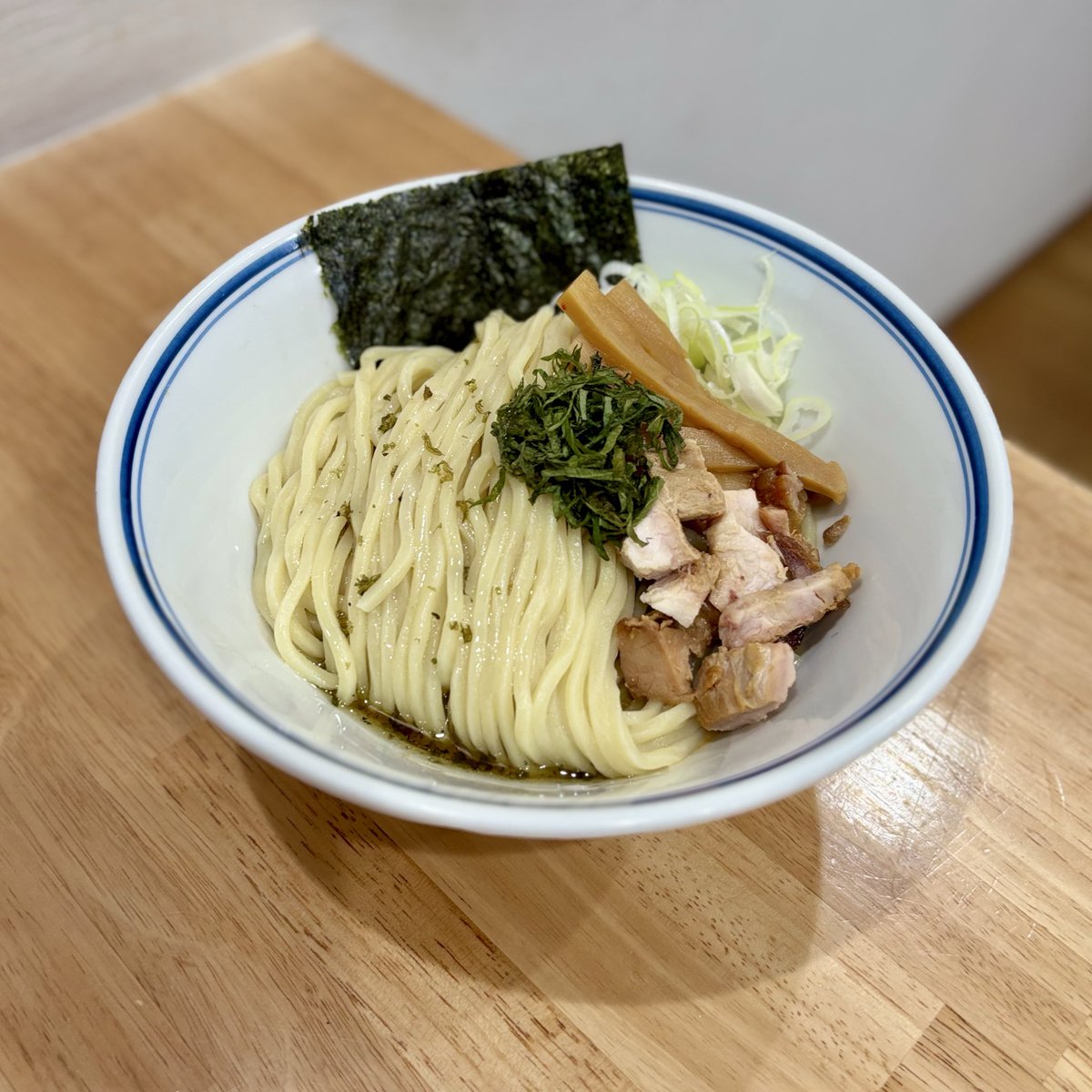 minohi199537's tweet photo. おはよ宇ございます❗️
7/24(金)は10:00〜20:00の営業です🈺
店内よーく冷えてます🧊

終日
🍜限定B ¥1.100
冷やし油そば(味噌)

冷やししそ塩油そば

🍚賄い飯は「炙りチャーマヨ丼」

皆様のご来店心よりお待ちしております❗️

#俺たちのチームうめ割り https://t.co/xsZXqcWpRq