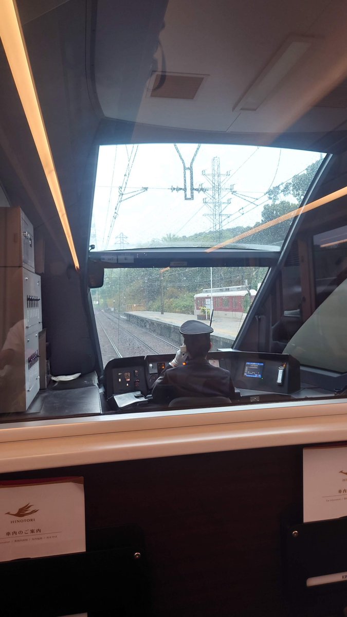 monogusatarosan's tweet photo. ようつべで乗降客数の少ない駅で名前を見て思い出した「近鉄東青山駅に停車するひのとり」。
初ひのとりで最前列を堪能してたところ、名古屋線の踏切支障に巻き込まれた結果。なかなかない経験だったなぁ(そのあと名古屋駅で新幹線への乗り換えで死ぬほど走るはめにはなった)。 https://t.co/aVb5yG0w6M