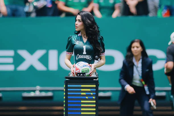 KeninisMxOFC's tweet photo. Nueva fotografía de Kenia Os durante la ceremonia de inauguración de la Copa Mundial de la FIFA 2026, realizada el pasado 11 de junio, en el momento en que hizo entrega del balón oficial. 🇲🇽 https://t.co/2bDf5SOhgJ