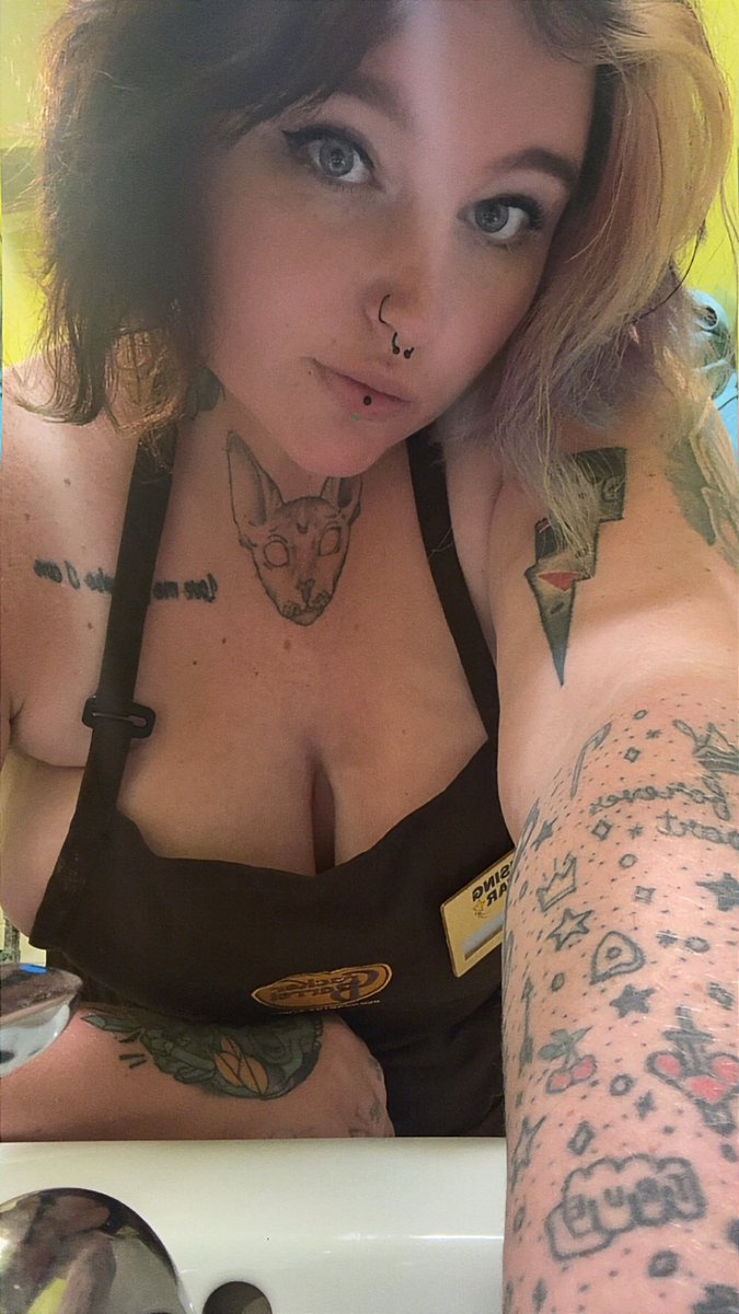 ElizabethCarad3's tweet photo. Can I serve you? 🤤 https://t.co/Cjw6BDNwFI