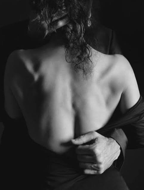 Leo223814's tweet photo. ...Te guiaré con mano firme y corazón suave. Te protegeré incluso de ti misma cuando sea necesario, y te desearé con una intensidad que pocos pueden entender.
No quiero una entrega por obligación. Quiero que elijas entregarte porque sabes encontrarás tanto placer como paz... https://t.co/U8Rg5tSKN7
