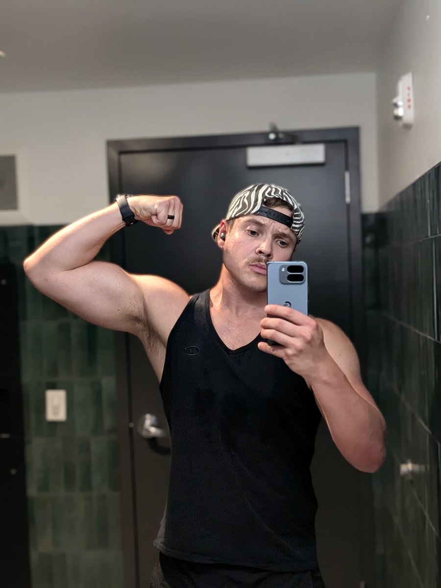 boycrazy_94's tweet photo. this bathroom has the best lighting that I can't pass up... It's like tradition to complete my cardio and then do photoshoot https://t.co/PKa9OjeXDK