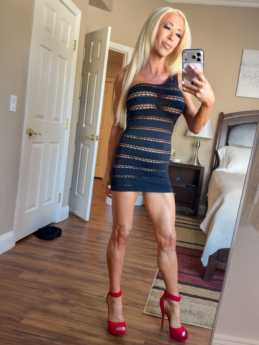 MandyMonroevip's tweet photo. Some outfits just make you stand a little taller. https://t.co/8K3M5Co0Fa